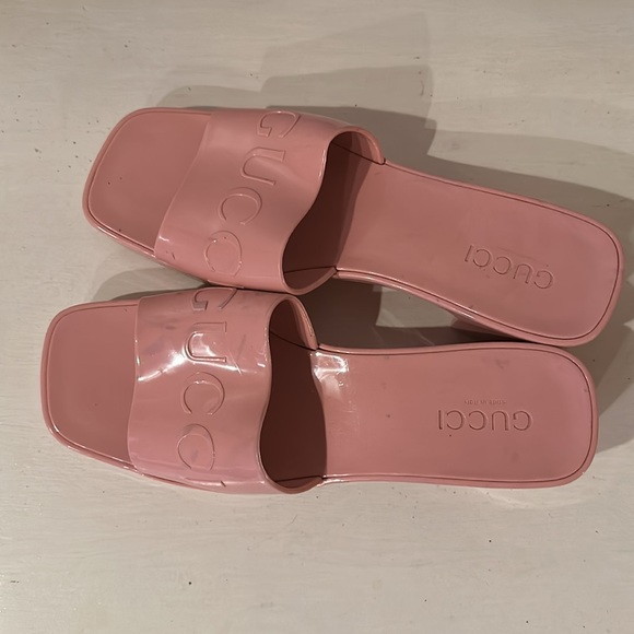GUCCI embossed logo slides - Picture 3 of 7